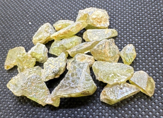 Raw Uncut Green Speen Gemstones 77.90 Ct