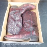 Pair of Vibram black cherry leather mens boots size 9.5