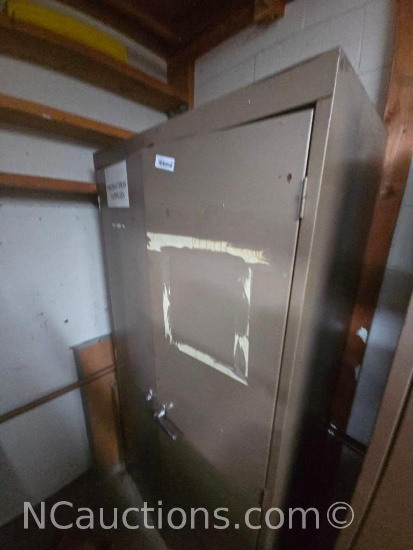 Storage Cabinet with contents - no key lock and handle missing