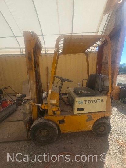 2 Stag Toyota Forklift Runs Drives see video