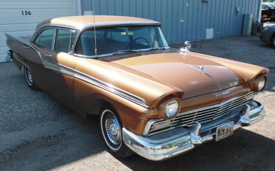 1957 FORD FAIRLANE 500 4-DOOR