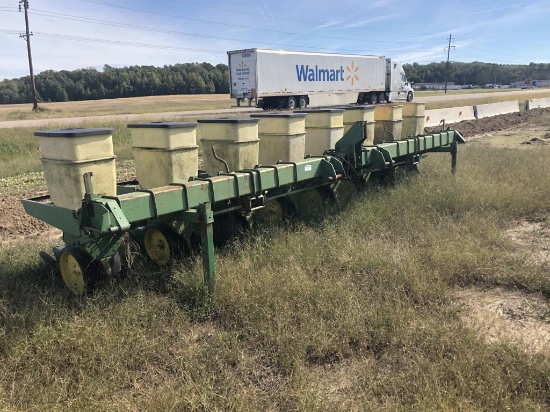 John Deere 8 row 7100 Planter