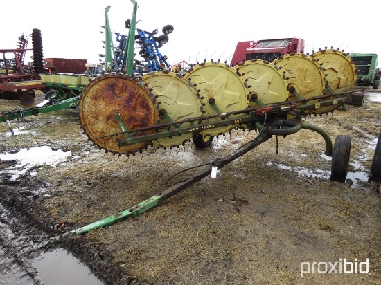 John Deere 567 Hayrake