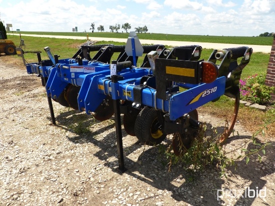 Landoll 2510 Ripper (5 Shank, Auto Reset, 40 Acres Use)