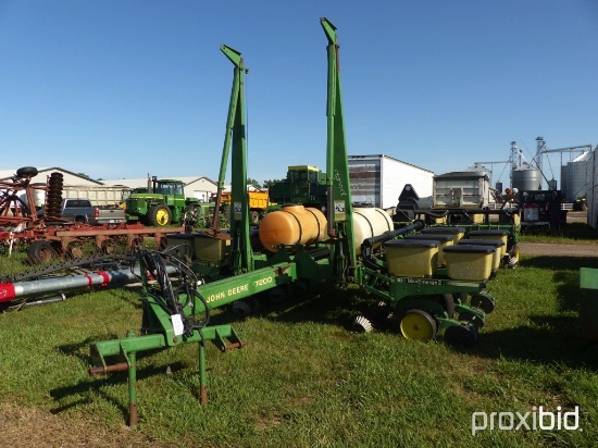 John Deere 7200 12 Row Planter w/ Liquid Fert & Trash Wheels