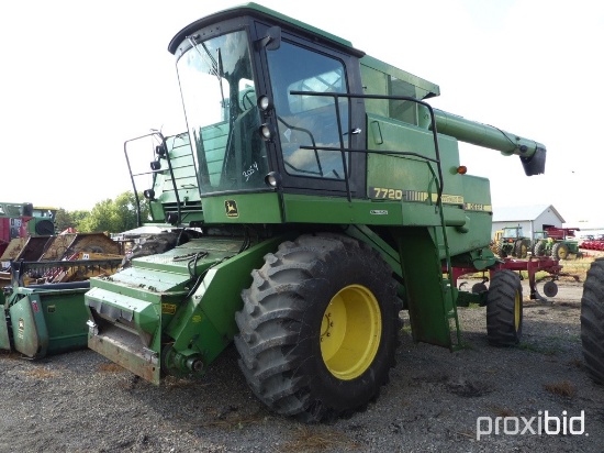 John Deere 7720 Titan II Combine
