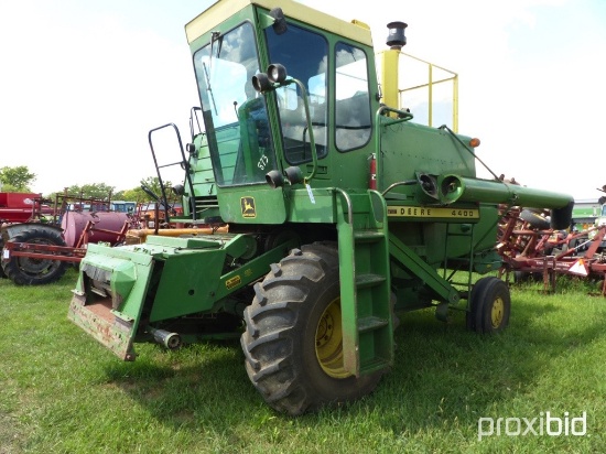 John Deere 4400 Combine