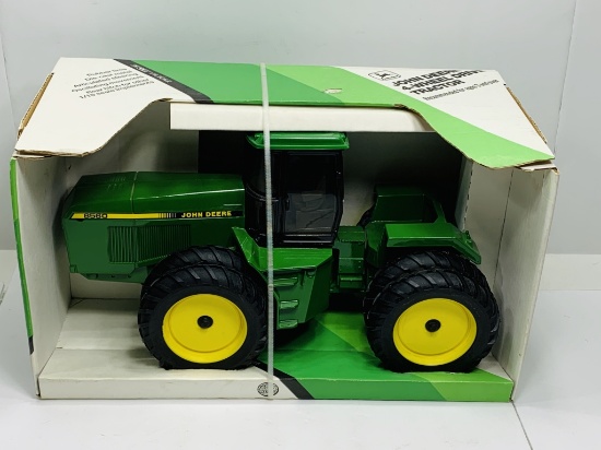 John Deere 8560 4WD, 1/16 Scale, NIB