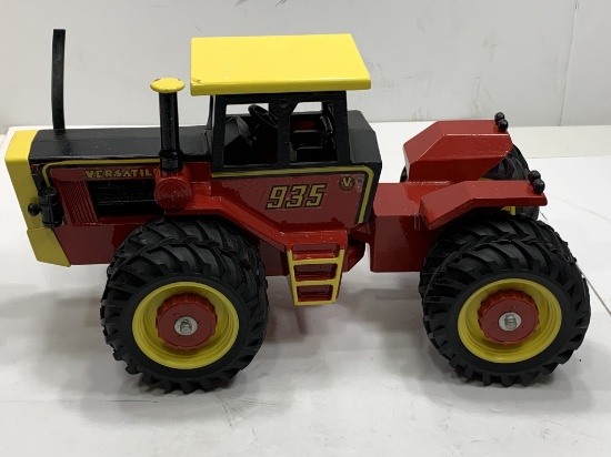 Versatile 935, 4WD, Paint Chips on the air filter, with original shipping box, 1/16 Scale