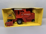 1/16 Massey Ferguson 760 Combine