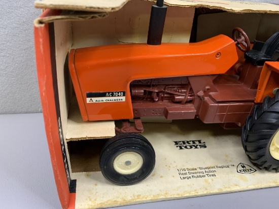 1/16 Allis-Chalmers 7040 Tractor