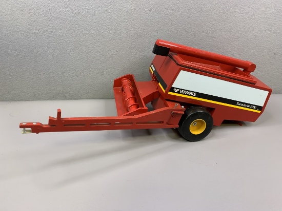 1/16 Versatile Trans/Axial 2000 pull type combine