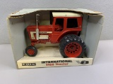 1/16 International 1468 Farmall Tractor V8