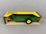 1/16 John Deere Spreader