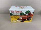 1/16 International 660 Diesel Tractor, Toy Farmer