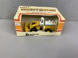 1/64 International 560 Wheel Loader, Mighty Movers