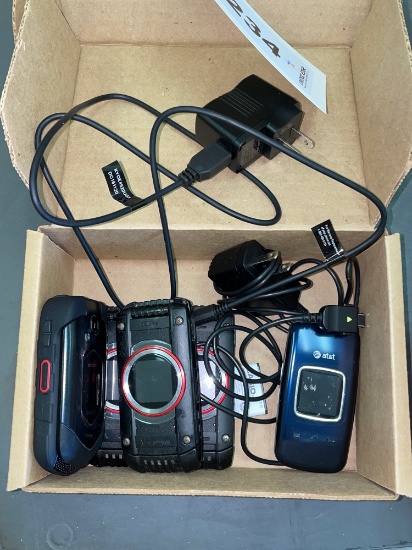 4 Verizon & 1 AT&T Cell Phones, Chargers