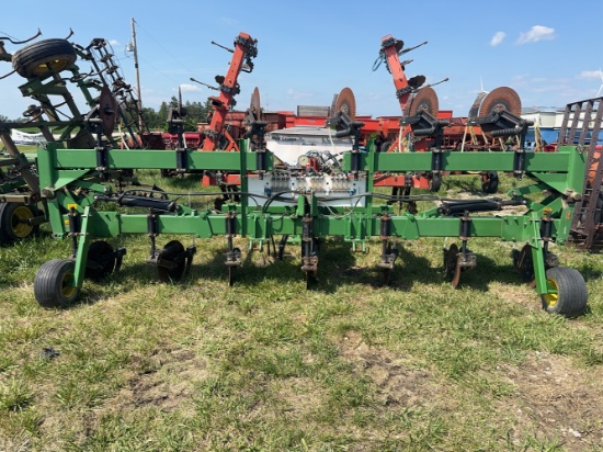 13 Knife 28 Applicator - 3pt Mounted, Good Coulters and Blades, Ground Drive Pump, Folded