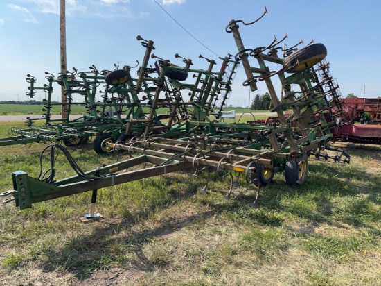 John Deere 960 Field Cultivator