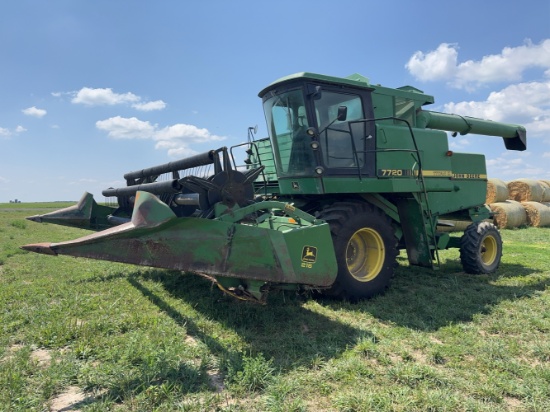 7720 Titan II John Deere Combine and 216 Platform