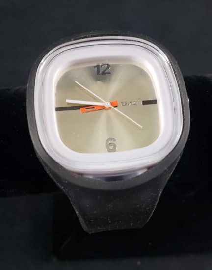 SS Dot Com Watch