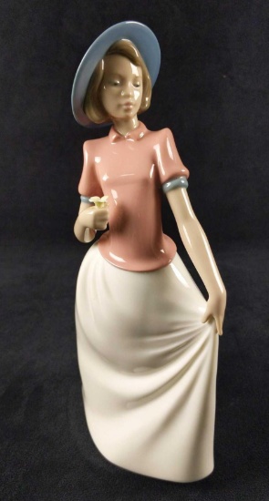 Nao Lladro Porcelain He Loves Me Girl Flower Spain