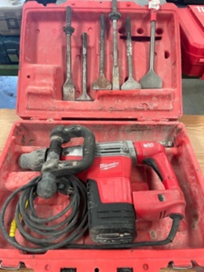 Milwaukee AVS Heavy Duty 14 lb Electric Demolition Hammer w/Bits