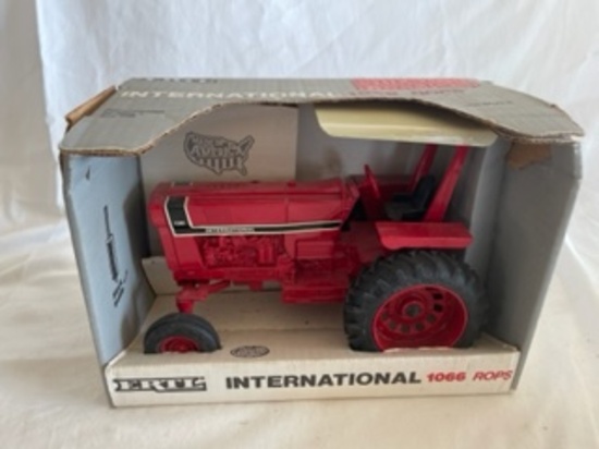 International 1066 ROPS 1/16 Scale ERTL Special Edition