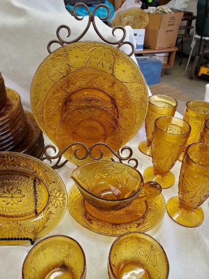 Large set of amber Tiara-read descry