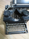 VINTAGE ROYAL TYPEWRITER