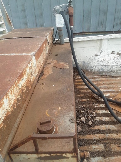 L-shaped fuel tank with 12 volt GPI pump