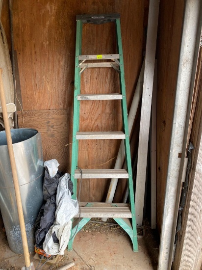 Approximately 5 foot step ladder for painters fiberglass