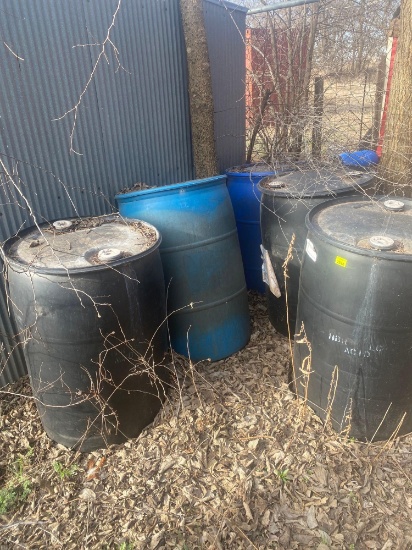 Five plastic barrels do not know what in them