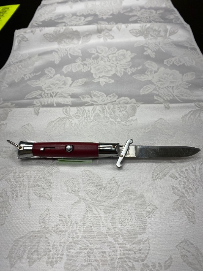 switch blade pocket knife with a lock on it