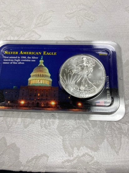 Silver American eagle US mint one dollar uncirculated 99.93 silver 31.101 g 40.6 mm walking liberty
