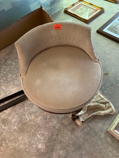 Vanity chair