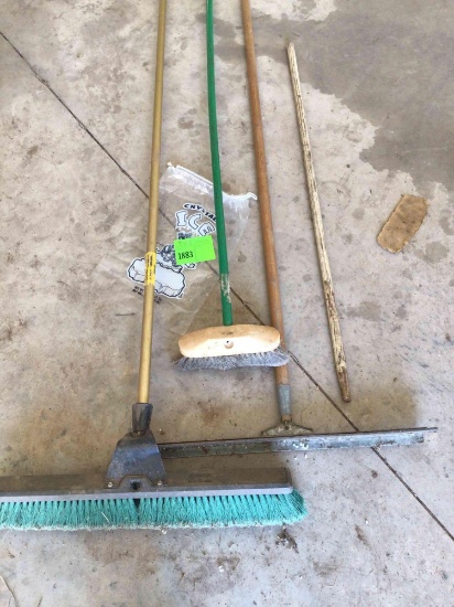 floor cleaning lot