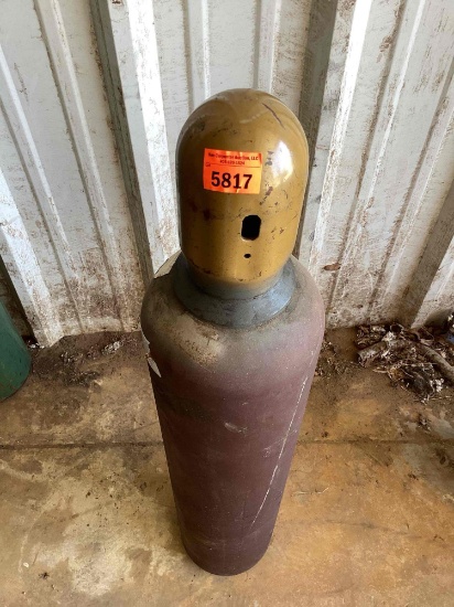 High pressure gas cylinder with cap