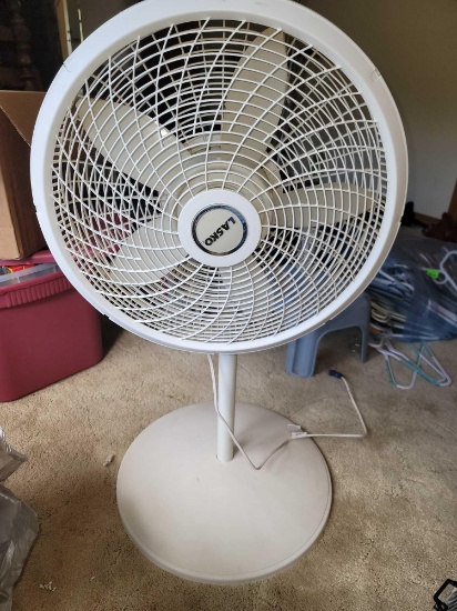 Lasko isolating stand up fan works
