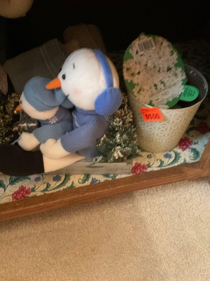 Towels. Vase, snowmen soaps.
