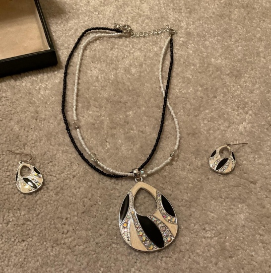 Necklace and earring set