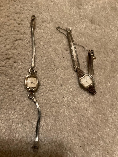 Vintage women watches neither one of them are working probably just need batteries