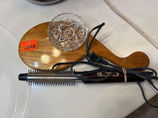 Hairstyler wooden board, glass ashtray