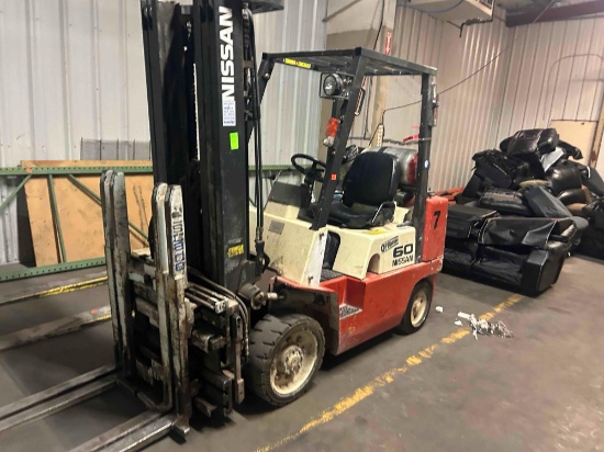 Nissan 60 optimum. 3 stage forklift.