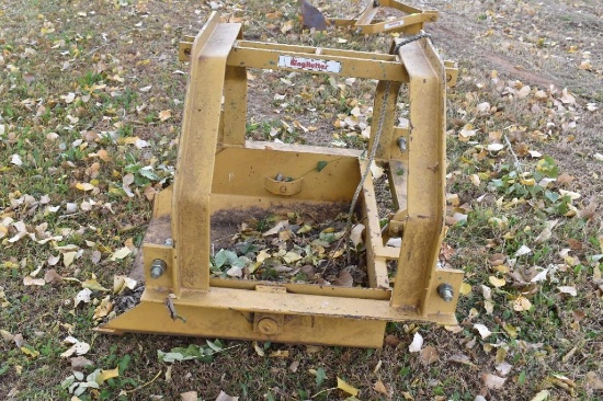 Dirt scoop for tractor Please bring help to load. three-point scoop that dumps
