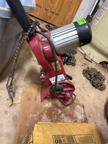 Chain saw blade sharpening device
