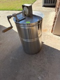 Honey extractor