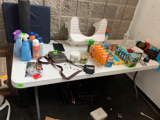 plastic 6 foot fold up table no Contents