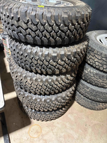 5 Matching Jeep 5 lug wheels and NEW tires. LT255/75R17