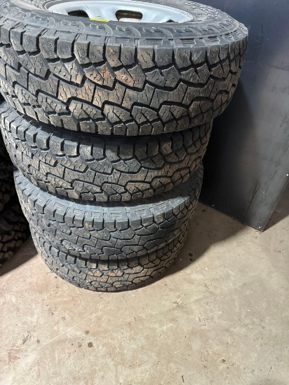 2002-2006 Factory jeep wheels with tires. 30x9.50/R15